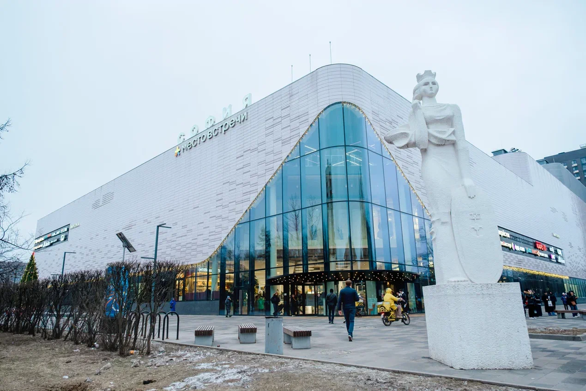 Районный центр "Место встречи София" легко найти по скульптуре Святой Софии у входа