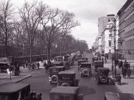 Оживленная улица Нью-Йорка того периода