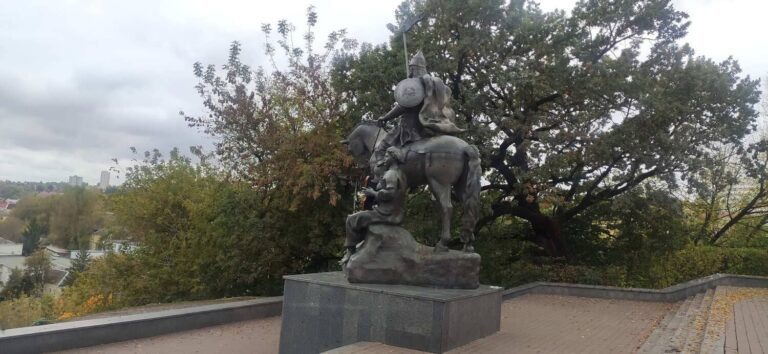 В Брянске уличные видеокамеры не спасли гусли Бояна от свадебных вандалов