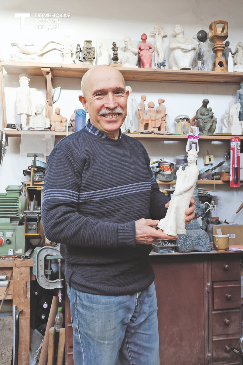 «Это я!» – Владимир Шарапов со скульптурой дворника
|| Фото Дениса МОРГУНОВА