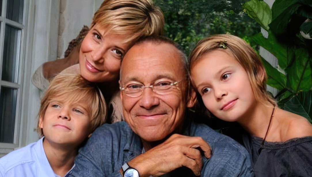 на фото Андрей Кончаловский и Юлия Высоцкая с детьми 