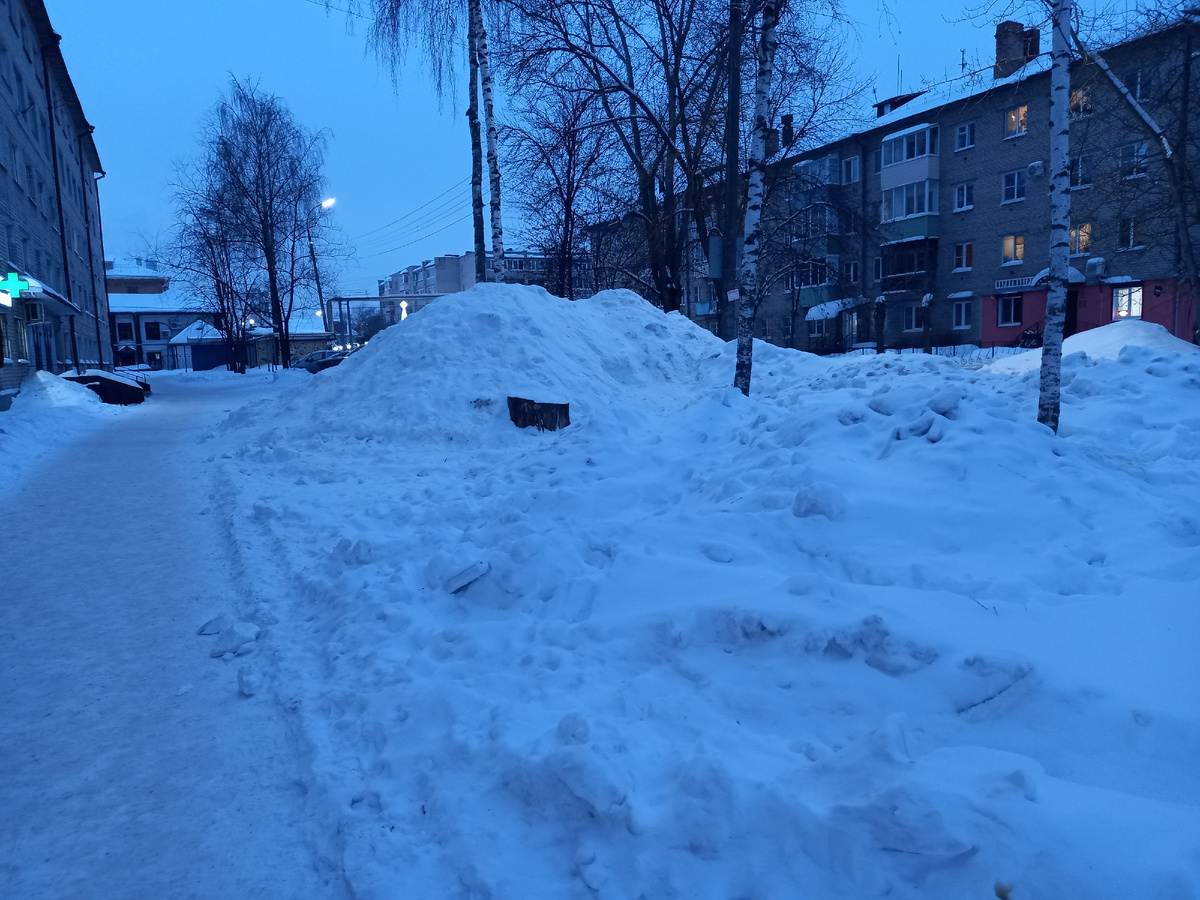Сугроб. Вчера сфотографировала, когда домой шла.