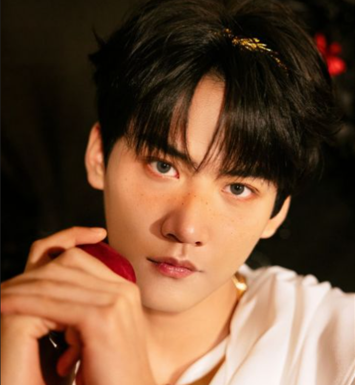 Китайский актер Чжоу Кэюй.