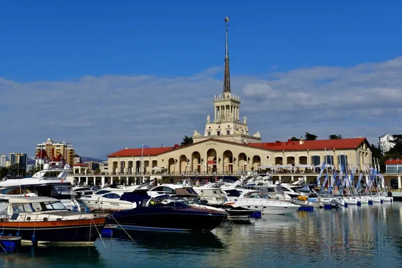     Здание морского порта в Сочи. © РИА Новости. Игорь Онучин