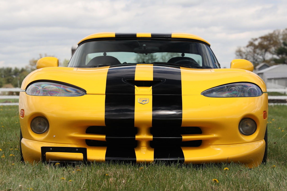 Плавные обводы кузова, огромный заборник в бампере и хитрый прищур фар. Внешне Viper напоминает гадюку. Именно так и переводится Viper. Фото из открытых источников.