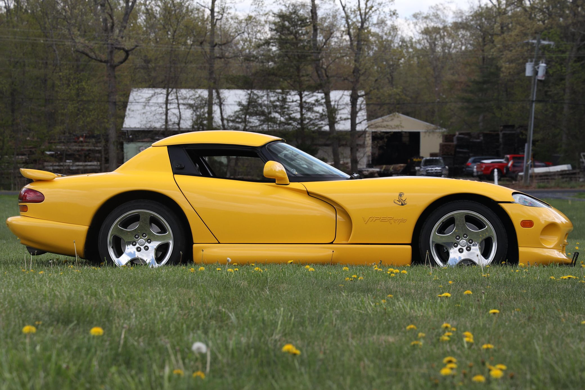 Высота автомобиля - по пояс человеку среднего роста. Живьем Viper поражает своими пропорциями. Фото из открытых источников.