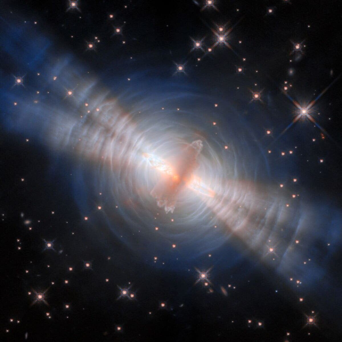 «Хаббл» получил лучшее изображение финального акта жизни звезды в Туманности Яйцо / © ESA / Hubble & NASA, B. Balick (University of Washington)