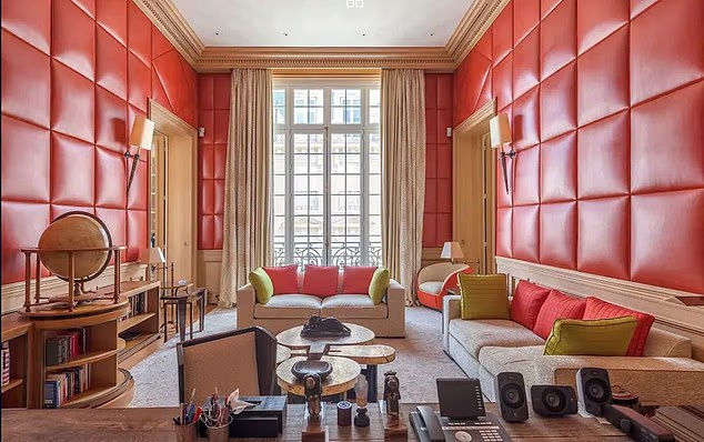 Квартира Эпштейна на фешенебельной Авеню Фош в Париже была расположена в старинном "Османовском" доме конца XIX века. 