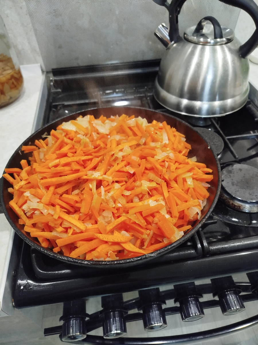 Постепенно оседает.