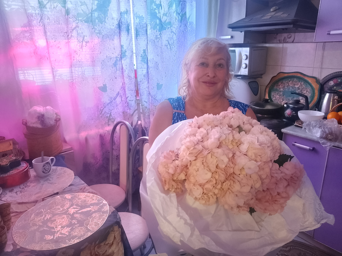 Фото автора, букет гортензий  от мужа в феврале