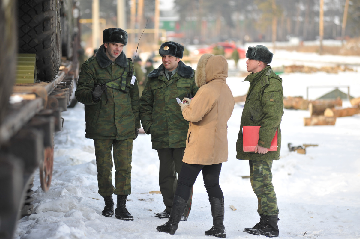 Военный комендант на поргузке. ст. Керамик Свердловской ж.д. Фото автора.
