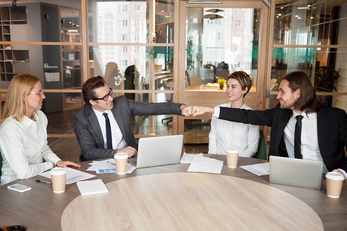 Просьба о помощи часто становится началом более тесного сотрудничества. Источник: fizkes / Shutterstock / FOTODOM📷
