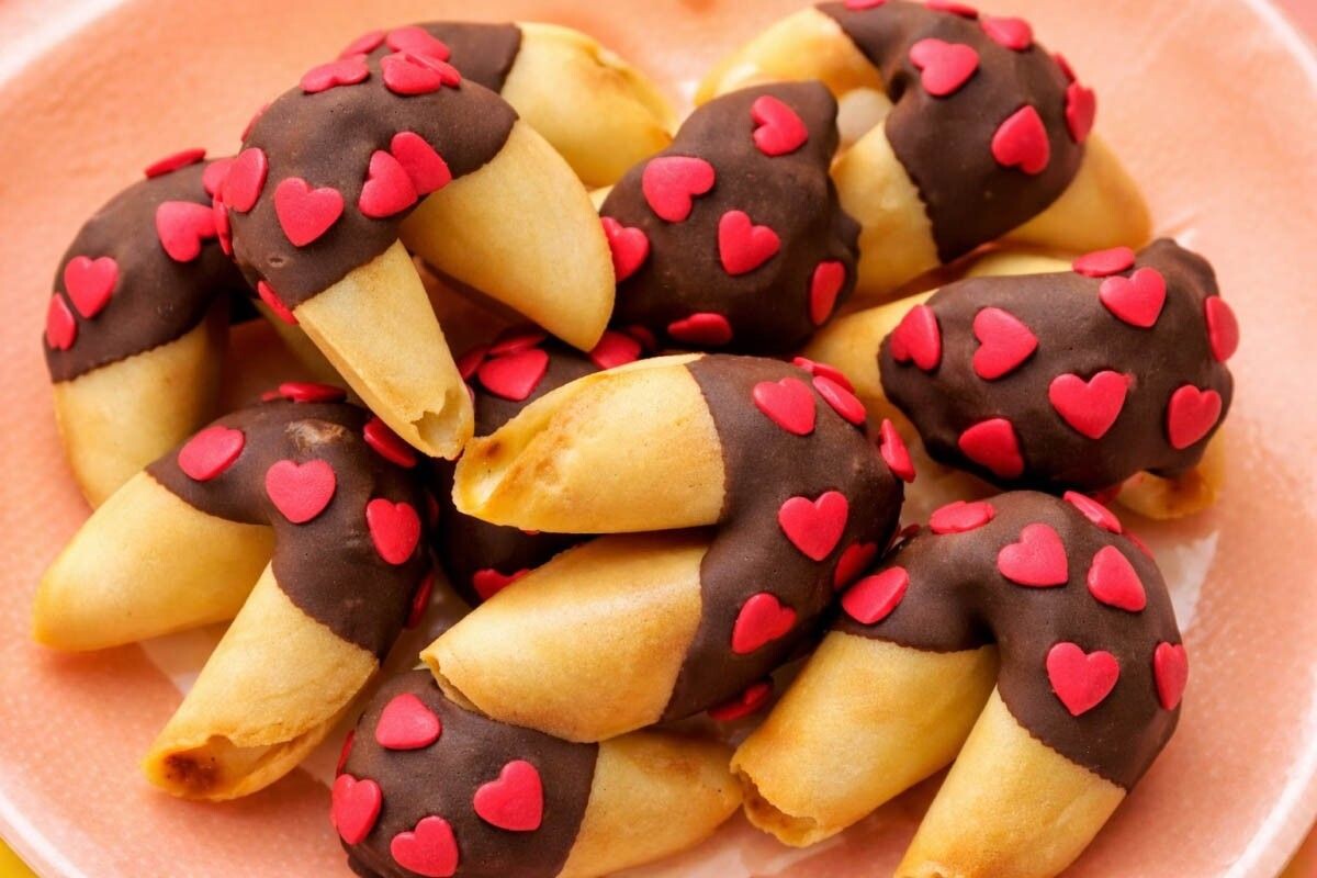 Печенье с предсказаниями как киндер — никогда не знаешь, какой сюрприз внутри. Источник: нейросеть📷
