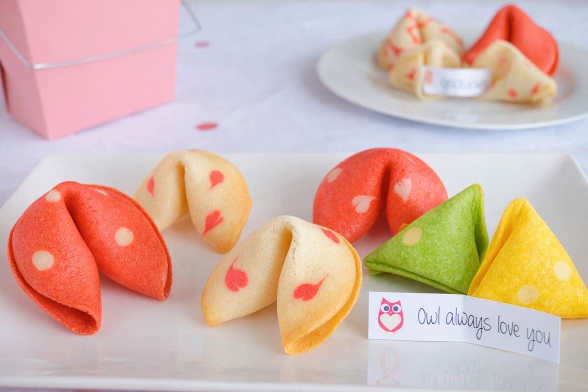 Печеньки могут быть разных цветов — просто добавьте пищевой краситель в тесто. Источник: нейросеть📷
