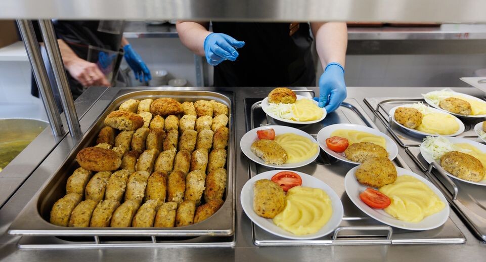    Столовая средней школы № 24 им. С. А. Красовского в п. Монино округа Щелково после капитального ремонта / Медиасток.рф