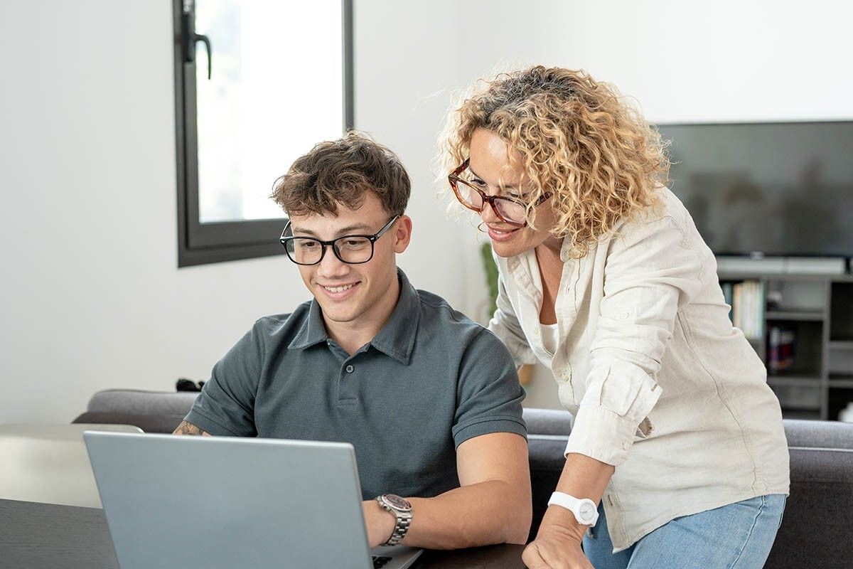 Тьютор как личный коуч ребенка: поддерживает и учит достигать целей. Источник: Lucigerma / Shutterstock / FOTODOM📷
