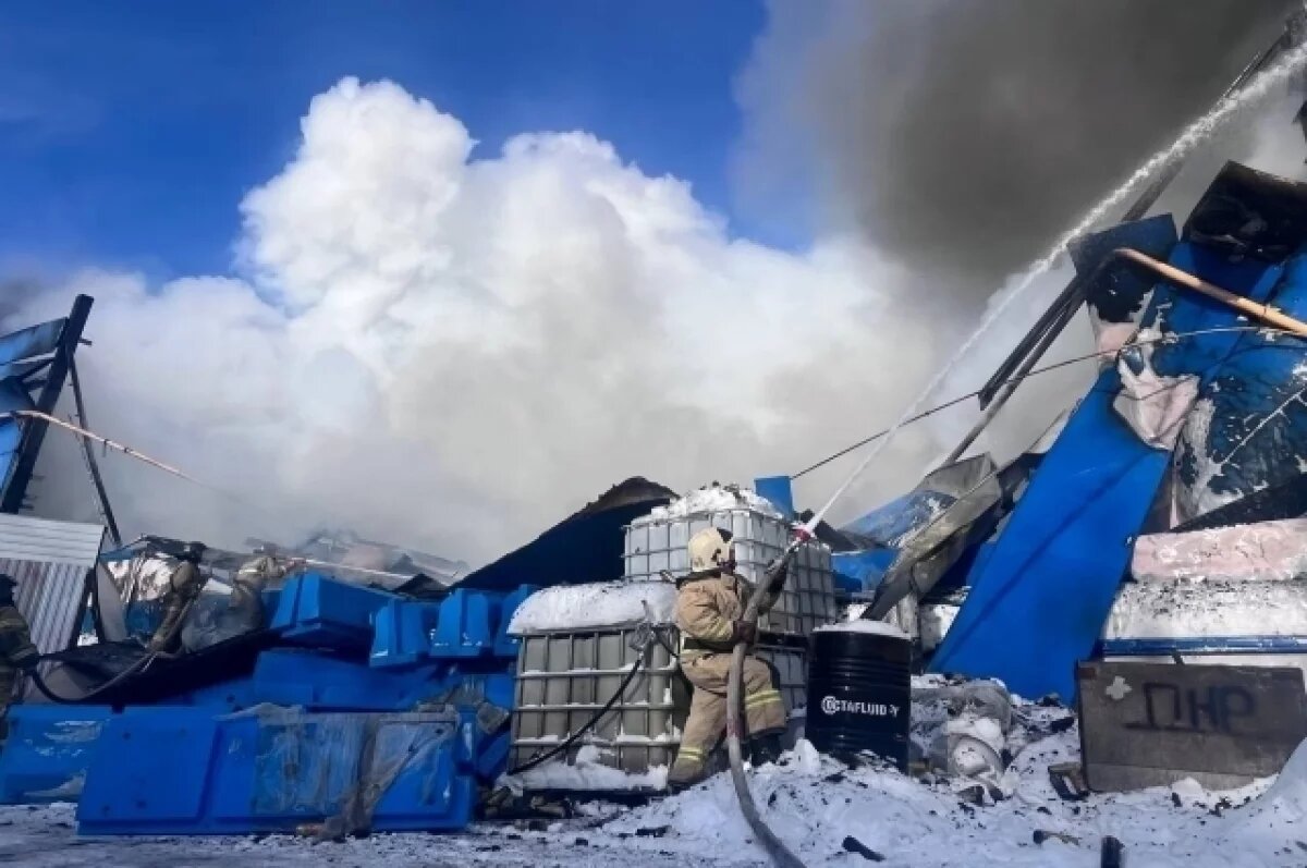    В Самарской области пожарные борются с огнем на складе крупной компании