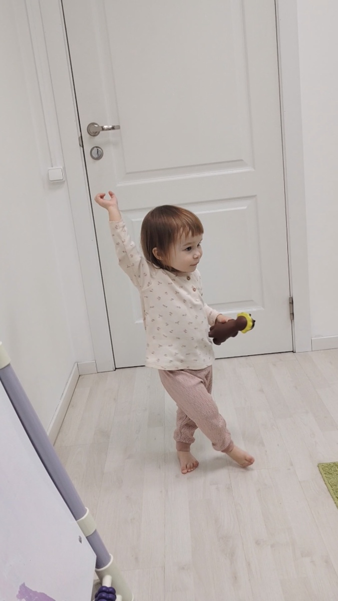 Занимается с логопедом, я, слава богу, не нужна была