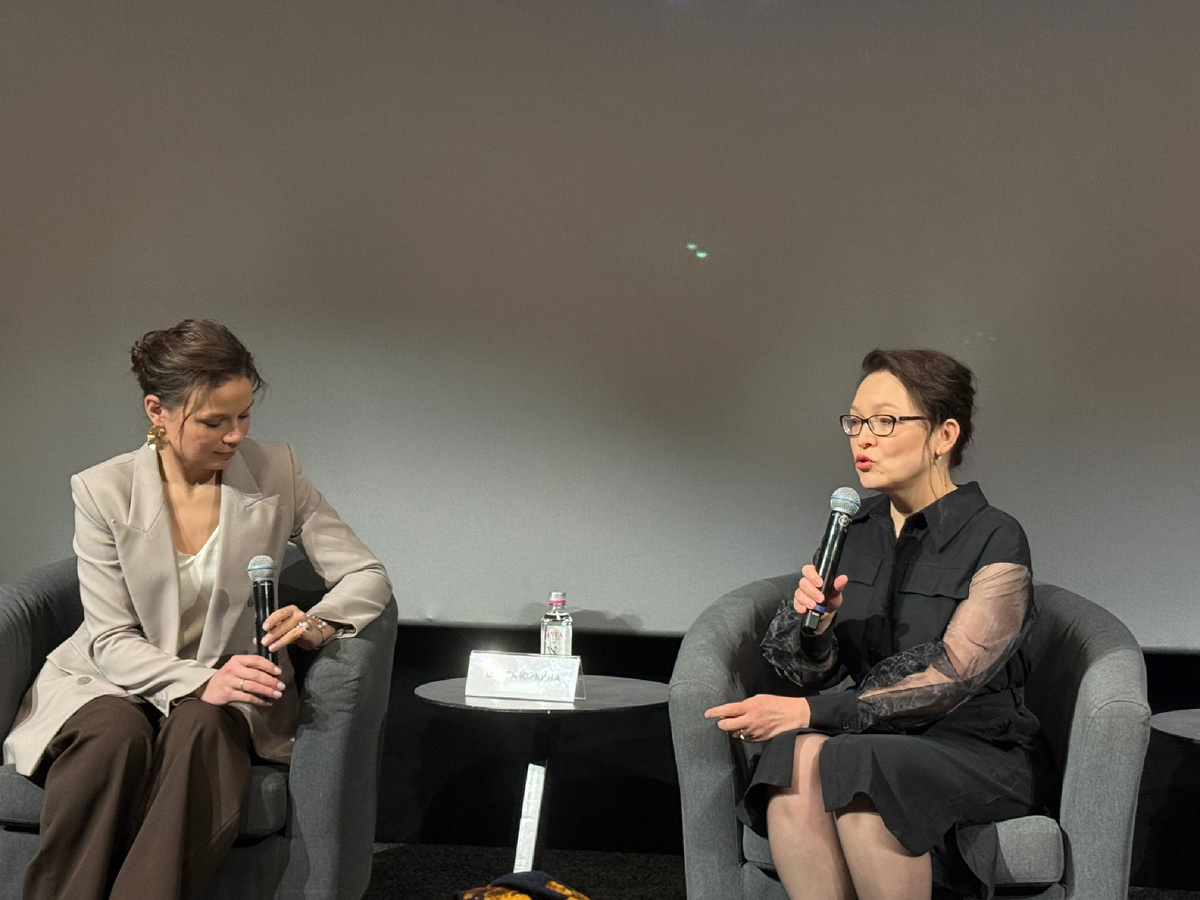 Фото с пресс-конференции. Юлия Петрова и куратор выставки Ольга Юркина