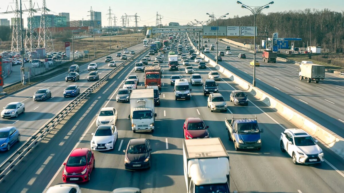    Автомобили в Москве. Фото Novikov Aleksey / Shutterstock.com