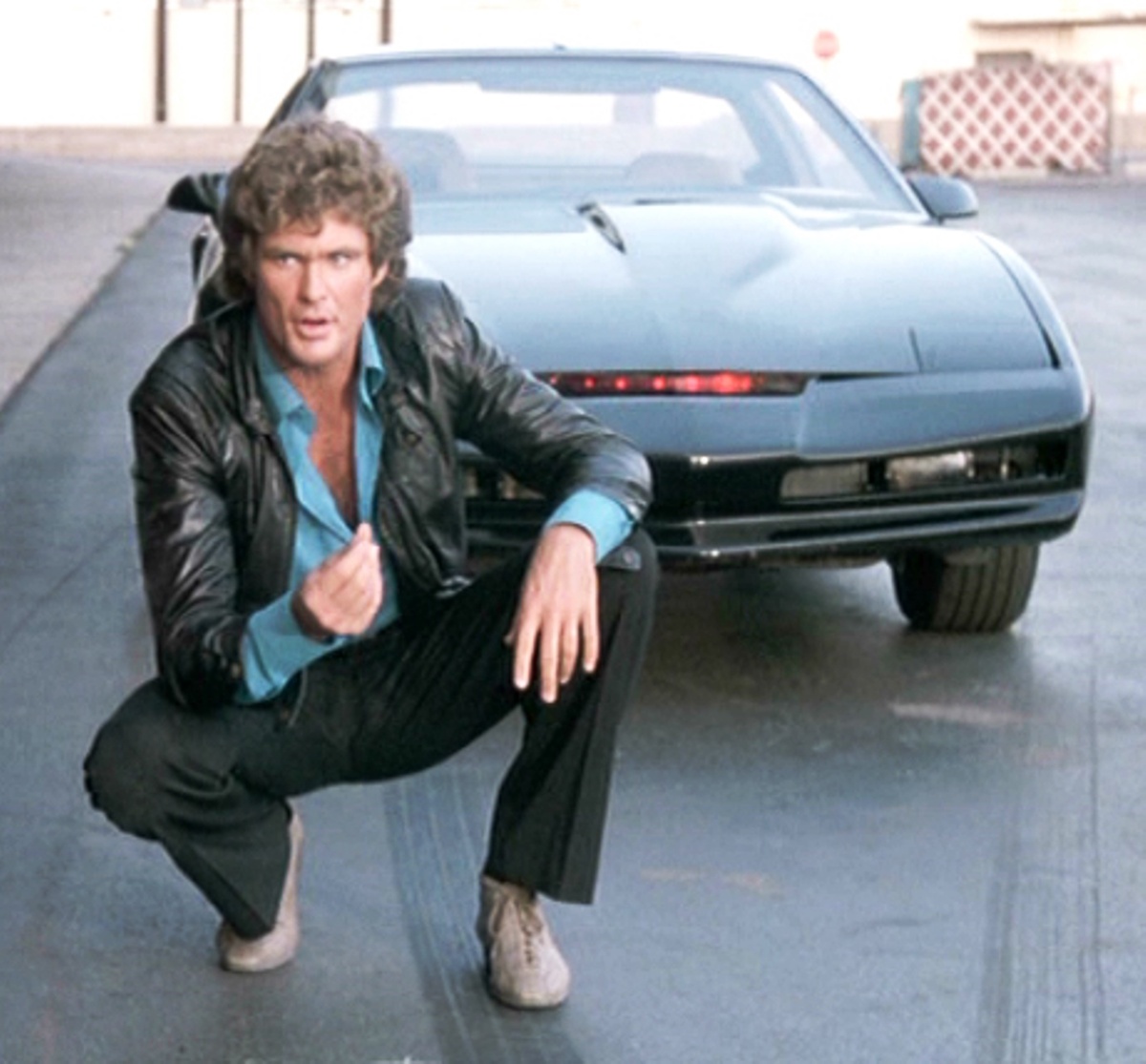 «Майкл, я настоятельно не рекомендую этого делать». Зрители 80-х запомнили не Хассельхоффа — они запомнили голос. Pontiac Firebird Trans Am стал первым автомобилем-напарником, которого полюбил весь мир.