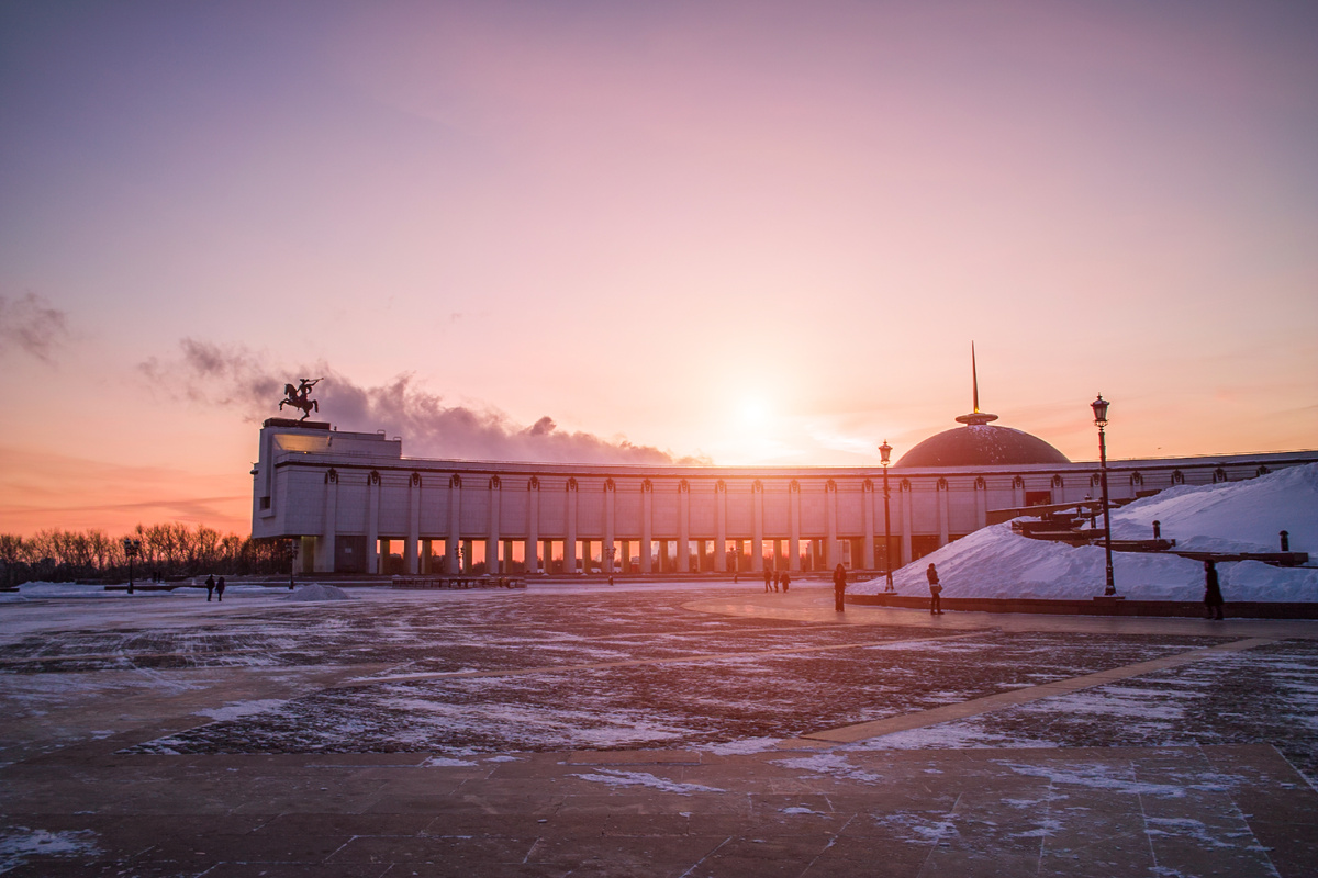 Поклонная гора, вид на закат зимой, Москва, Россия. Источник: Shutterstock