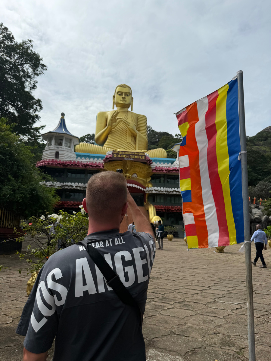 У входа в храм Дамбулла, Шри-Ланка
