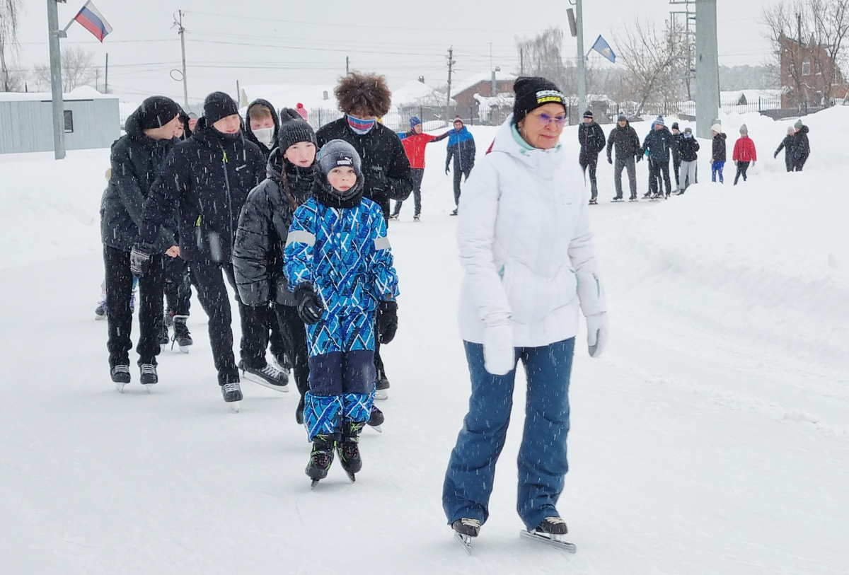 Традиционный парад участников. Во главе колонны главный судья соревнований Елена Борисовна Решетникова