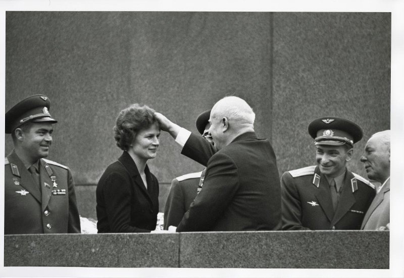 Евгений Умнов.
Андриян Николаев, Валентина Терешкова, Никита Хрущев и Валерий Быковский на Красной площади.