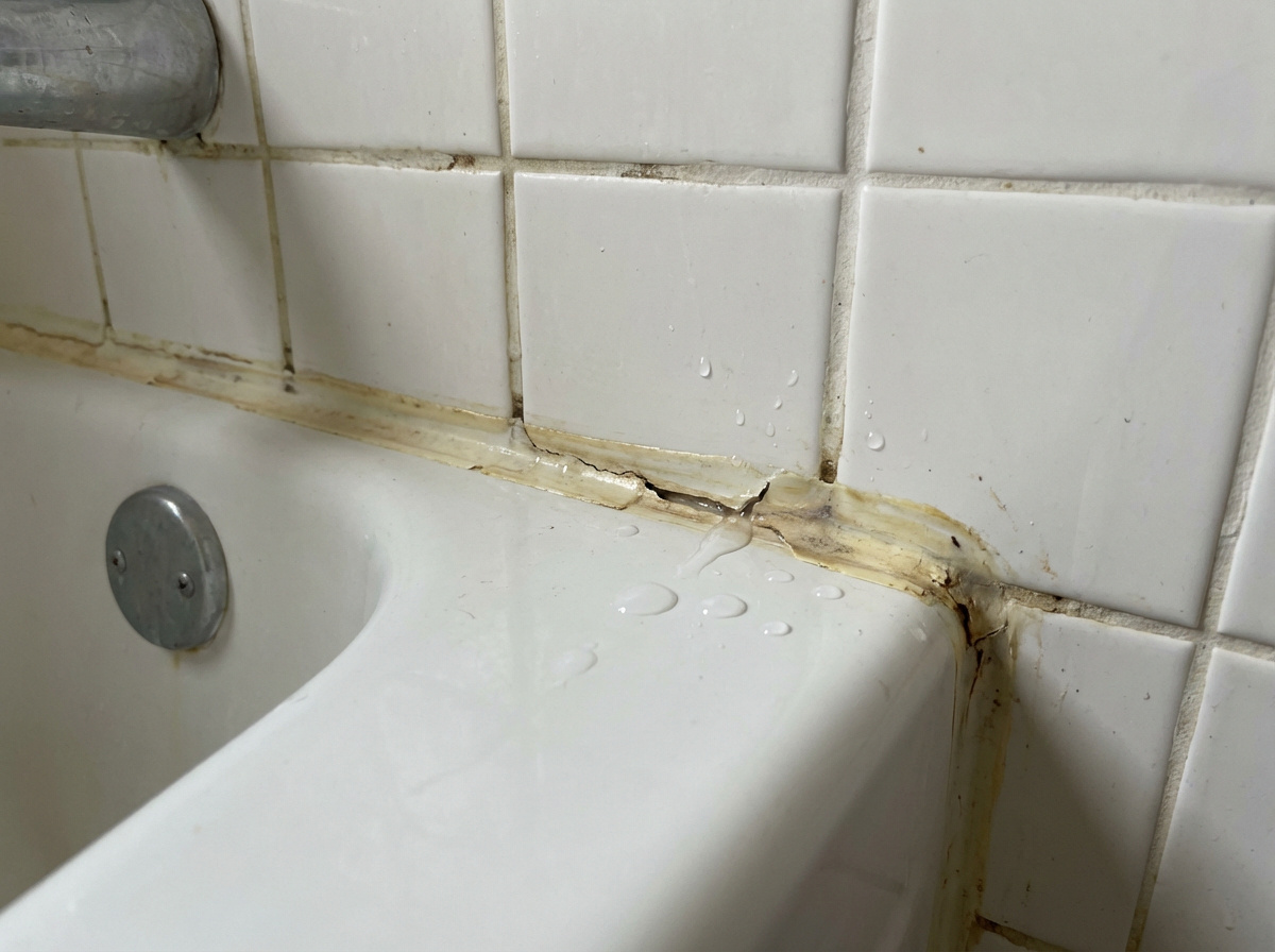 Протечка в ванной через негерметичный стык между бортиком ванны и стеной