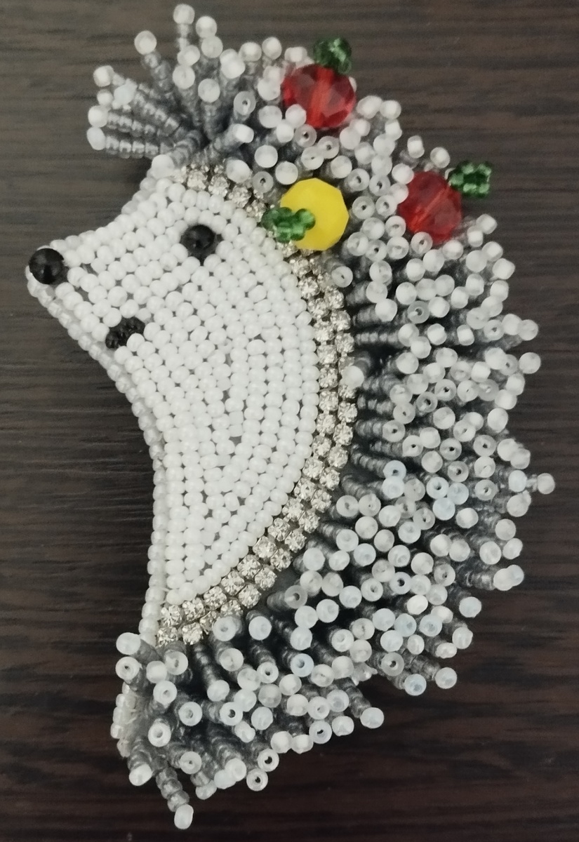 Это ёжик. Это не просто ёжик. Это ёжик-брошь. Маленькая часть большого подарка от Пожилой девушки. Фото автора.