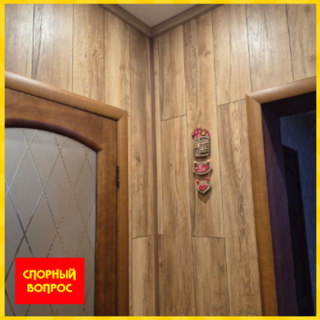 Ламинат на стенах в прихожей.