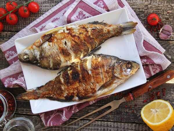 Необходимые ингредиенты:
1 Свежая рыба (щука, карп, сом, сазан) — 1-2 кг
2 Мука пшеничная — 1 стакан
3 Соль крупного помола — по вкусу
4 Чёрный молотый перец — по вкусу
5 Растительное масло — для жарки
6 Лимонный сок — по желанию