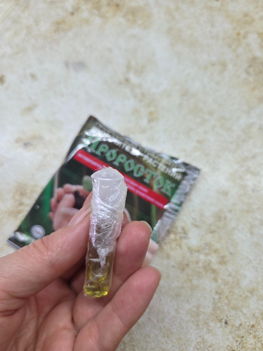 Не очень-то удобно. Ампулу надо развести в 0,5 литров чистой воды. Мне столько не надо, потому я отмерила капли и попыталась упаковать препарат обратно. Фото: Зеленая леди, сад, семтя и томатный сок