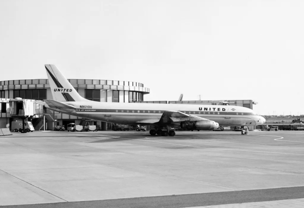 N8010U, однотипный самолет с N8013U, United DC-8, попавшим в аварию. Единственная известная фотография N8013U, которую удалось найти, показывает только хвостовую часть, так что она не очень хорошо иллюстрирует, как выглядит United DC-8. (Джон Проктор)