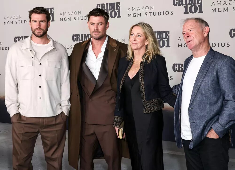    Все Хемсворты в сборе: Лиам и Крис вышли на ковровую дорожку с родителями