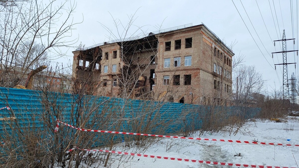    Гимназия №88 должна была открыть двери для учеников 1 сентября 2025 года. Успеет ли новый подрядчик закончить работы к следующему 1 сентября, пока неясно   gorod55.ru