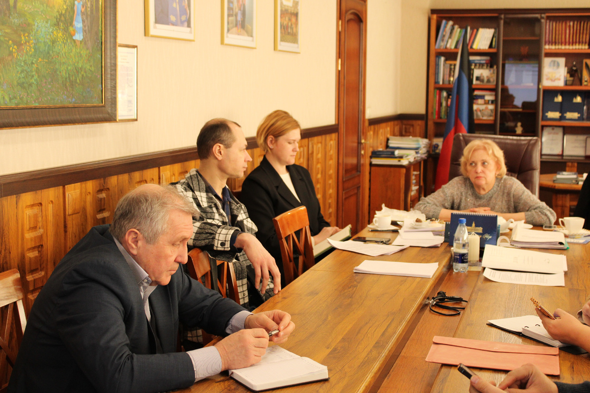 Ректор обсуждает с членами Ученого совета проведение Года единства народов в ДонГУ