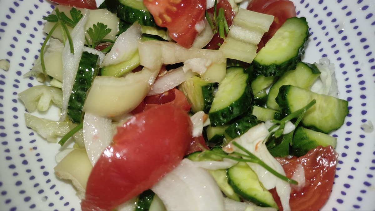 Салат огурец-помидор-перец