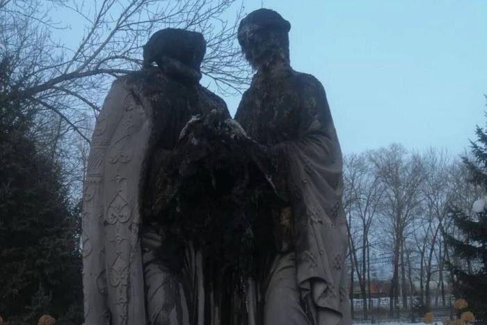 В Биробиджане сожгли памятник Петру и Февронии в преддверии 14 февраля. Обложка © Telegram / МАРИЯ КОСТЮК