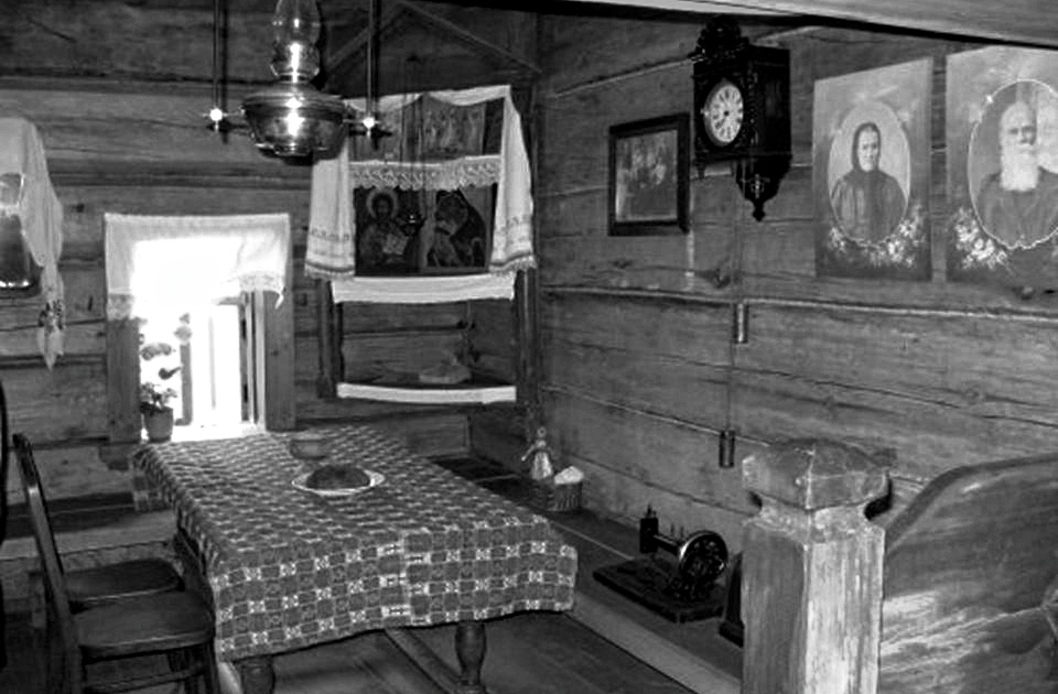 Часы в крестьянском доме (там, где они были) занимали почётное место. Фото из открытых источников.