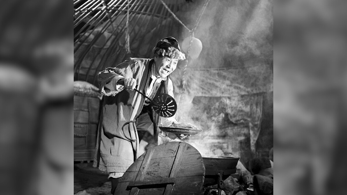 Фото: ТАСС/Алма-Ата. 1964 год. Кадр из фильма "Безбородый обманщик". Кинорежиссер Шакен Айманов. В роли Алдара-Косе - Шакен Айманов.