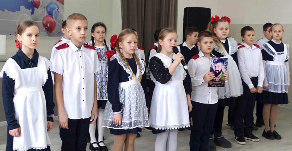    4-б класс казачьей направленности гордится тем, что отныне носит имя героя СВО Анатолия Силютина. Лариса Криволуцкая