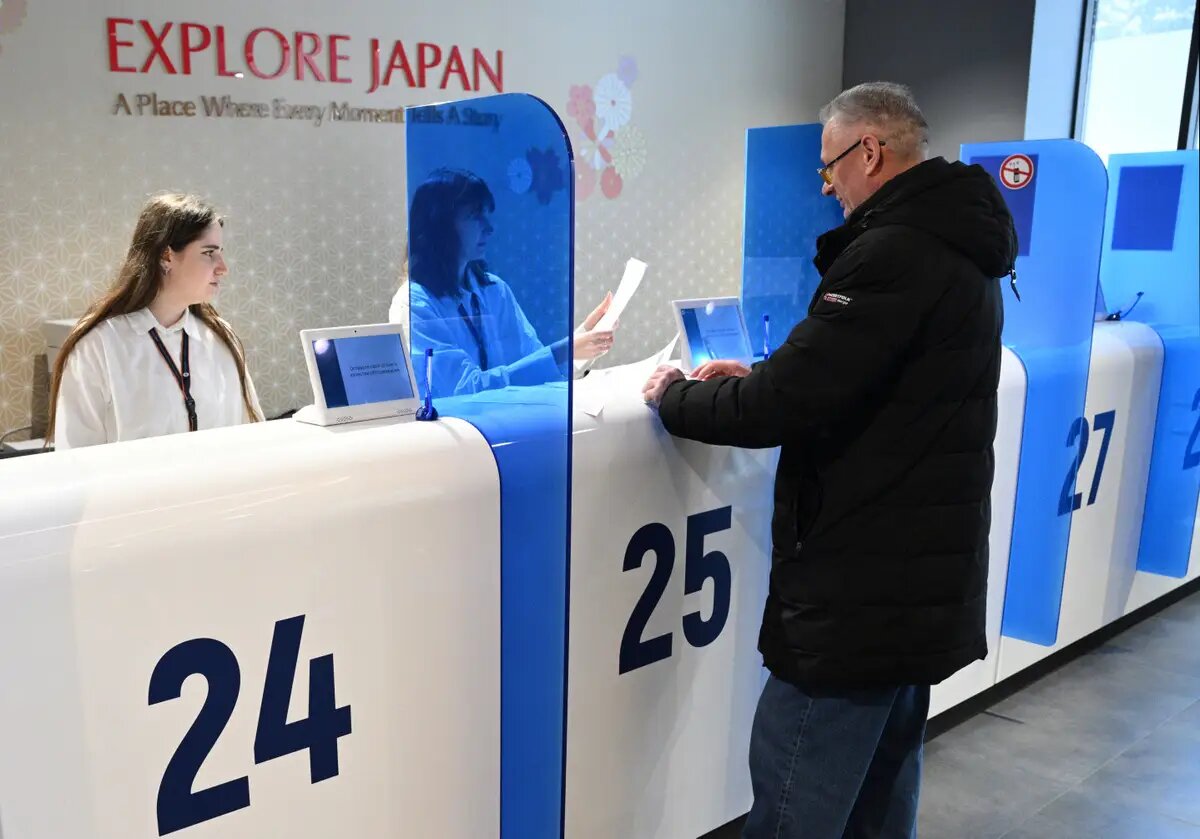     Посетитель в визовом центре Японии в Москве. © РИА Новости. Кирилл Зыков
