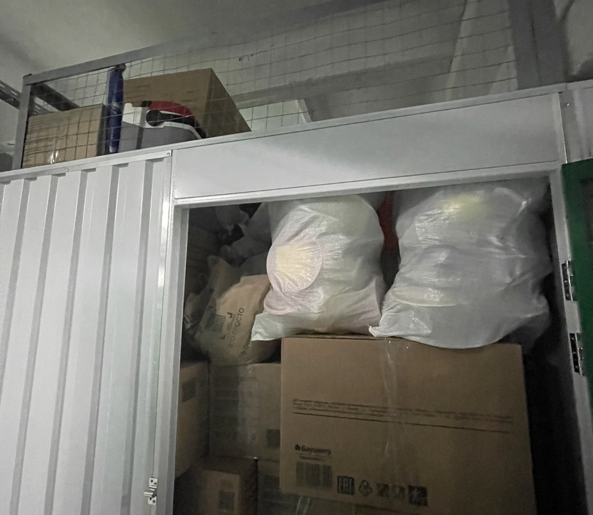 Один из боксов с вещами. Фото: Михаил Лайф Влог