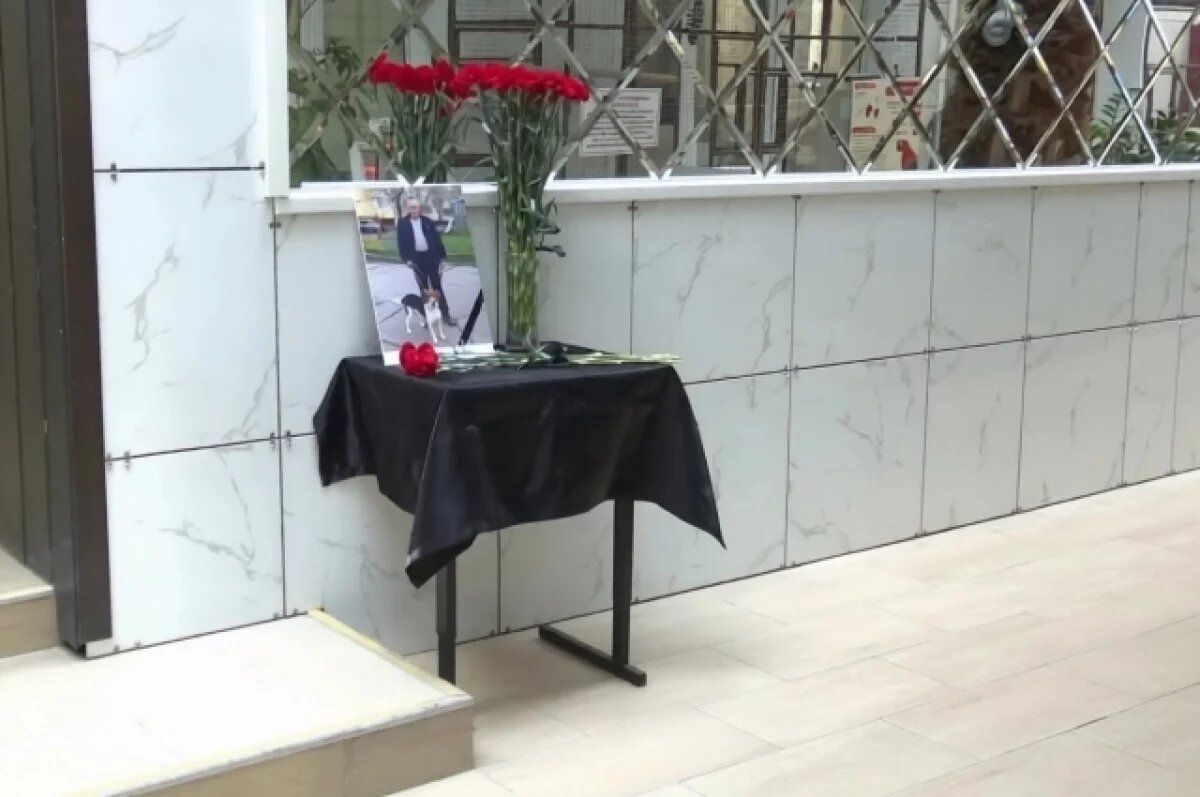    В Анапе организовали мемориал в память о погибшем охраннике техникума