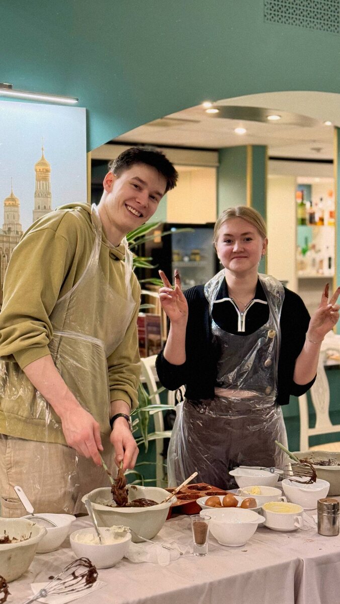 Участники в процессе кулинарного мастер-класса по приготовлению десерта шоколадный фондан в ресторане LOTOS, Москва, ул. Ярославская, 15 к2. 