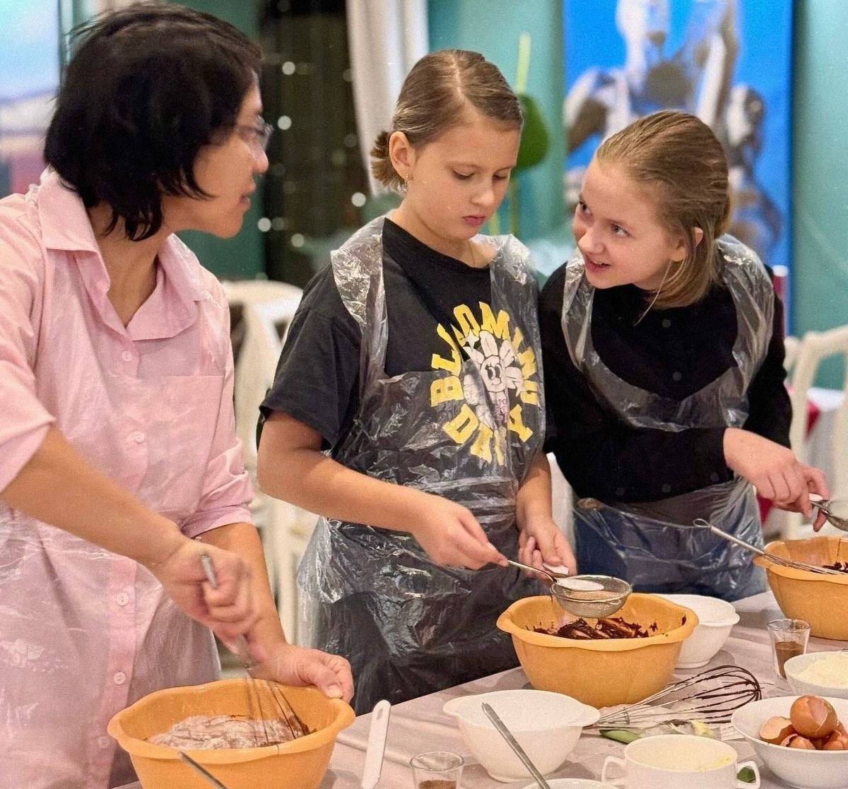 На мастер-классе собрались не только взрослые, но и дети. Кулинарный мастер-класс по приготовлению десерта шоколадный фондан в ресторане LOTOS, Москва, ул. Ярославская, 15 к2.