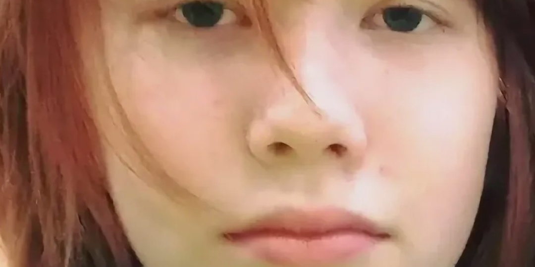 Девочка на красном велосипеде