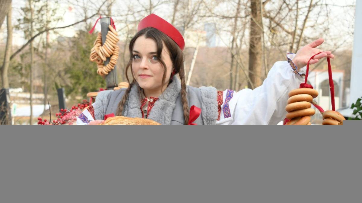    Актриса Анна Чернодубровская на масленичных гуляниях на Городской ферме / Фото: Пелагия Замятина / Вечерняя Москва